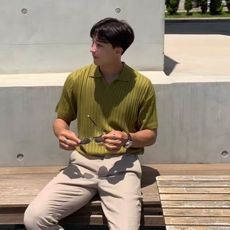 Slim-fit solid-color T-shirt