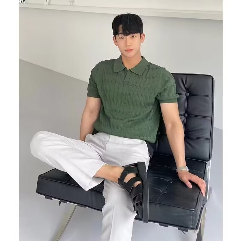 Slim-fit solid-color T-shirt